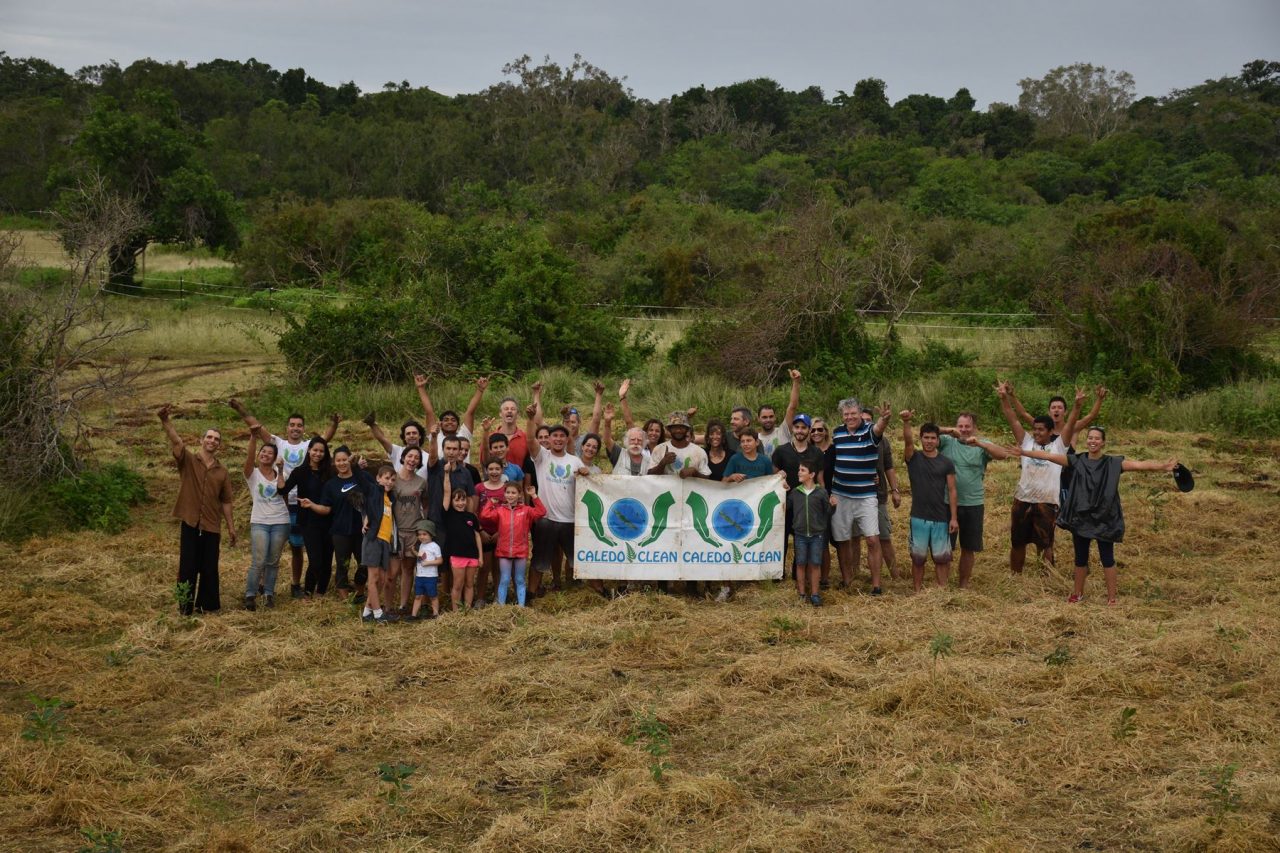 Plantation participative au Domaine de Déva pour reboiser la forêt sèche de Bourail.